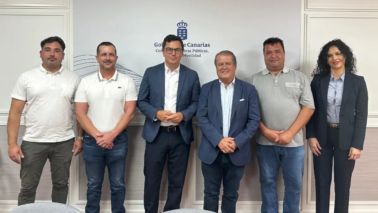 El consejero Pablo Rodríguez (centro), con los propietarios de La Lajita 2000.