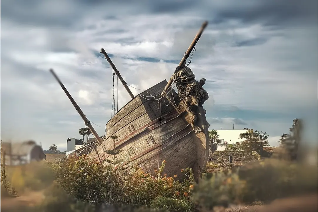 El gale&oacute;n del parque Baku, antes del incendio de 2019. Imagen de Andrea Almeida, Pixabay
