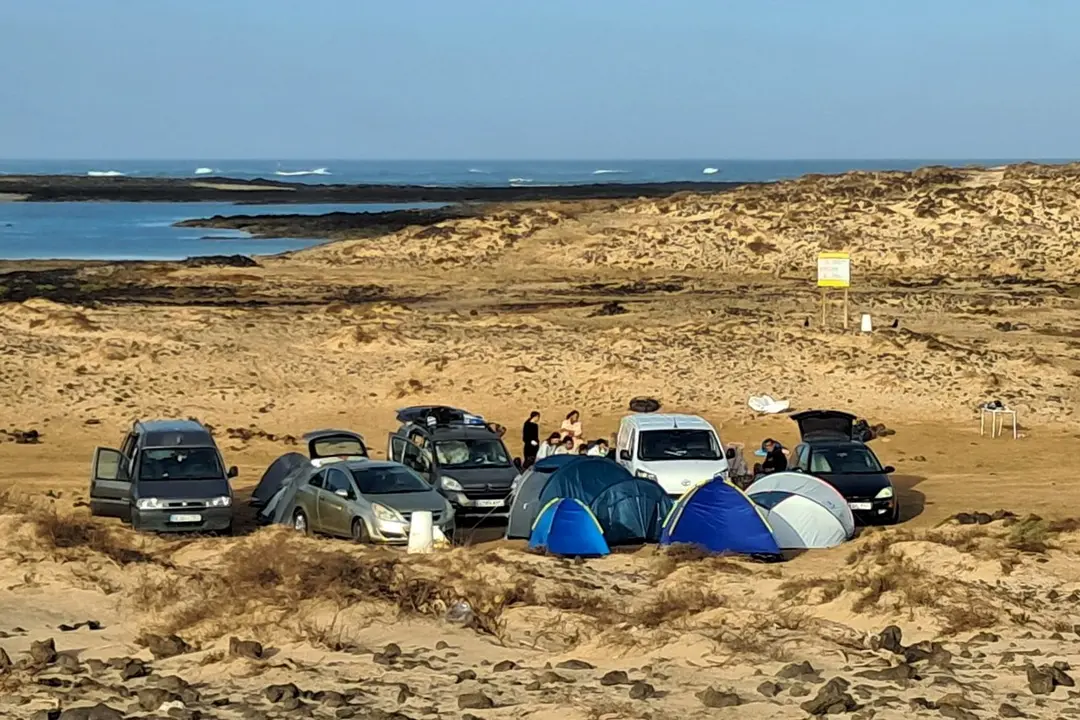 Acampada ilegal en El Cotillo, en la imagen difundia por el Ayuntamiento de La Oliva.