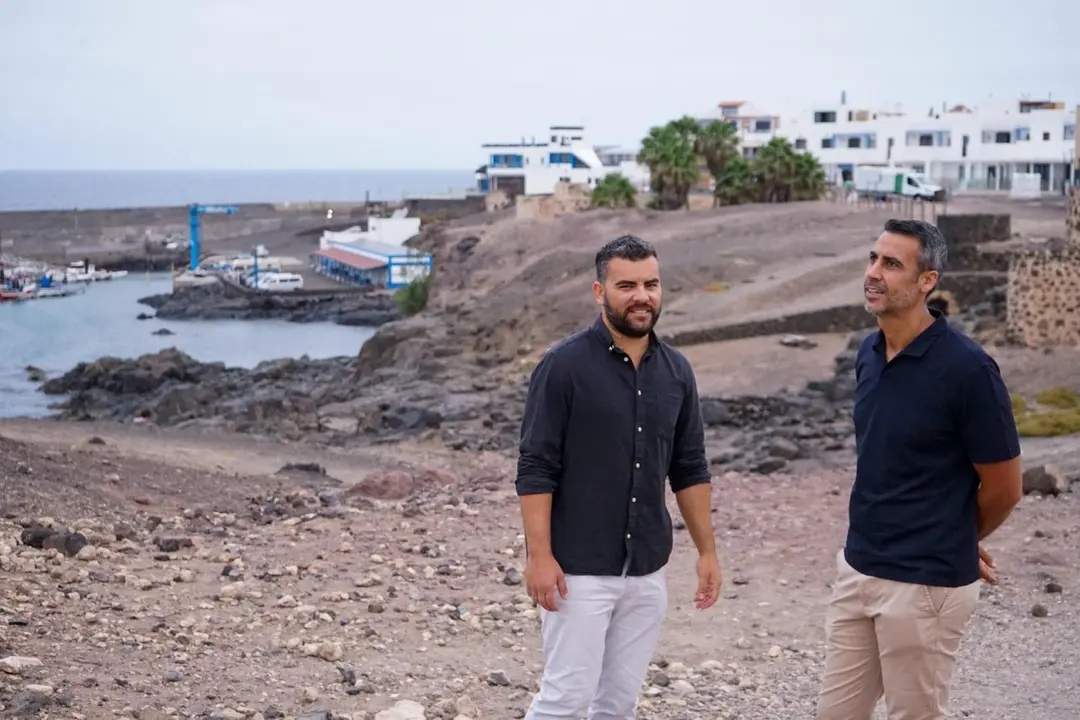 Juan José Rodríguez e Isaí Blanco, en la zona del nuevo paseo marítimo de El Cotillo.
