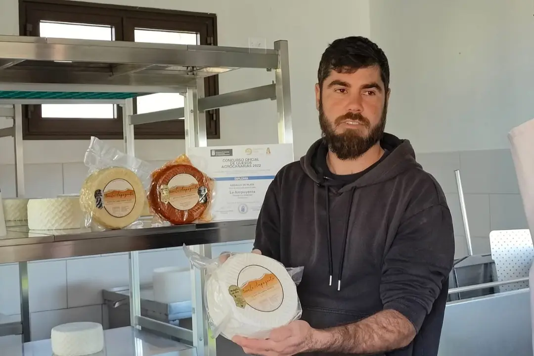 Héctor Cabrera González, en su quesería de La Ampuyenta. 2023