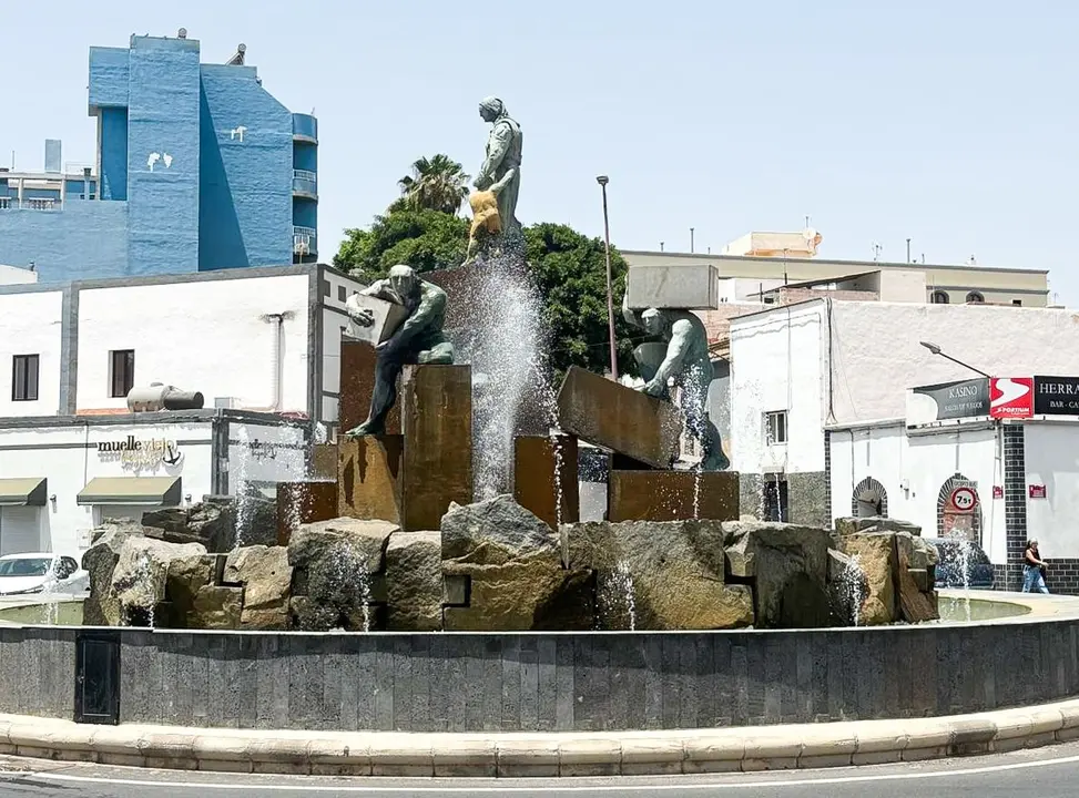 Fuente de la Explanada, una escultura de Amancio González y Nicolae Fleissig, en Avenida Marítima de Puerto del Rosario.