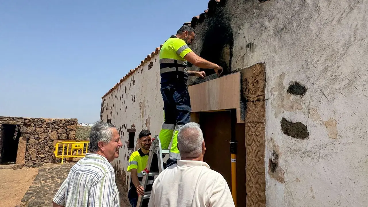 Intervención tras el incendio de la Ermita de Puerto Escondid