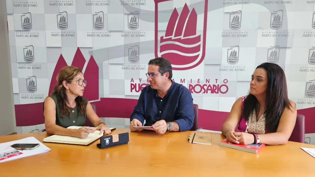 David de Vera, la Diputada del Común, Lola Padrón, y la concejala María Franco.
