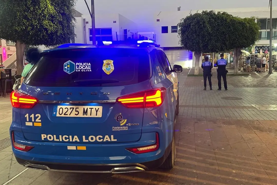 Vehículo y agentes de la Policía Local de La Oliva.