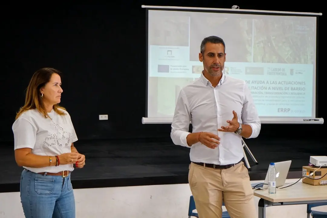 Reunión en materia de vivienda en El Cotillo.