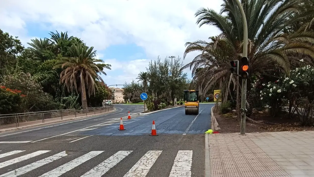 Asfaltado de la FV–603 en Costa Calma.