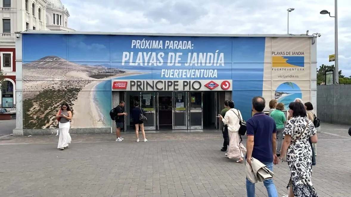 El intercambiador de Príncipe Pío, rotulado con la imagen de Jandía y Fuerteventura.