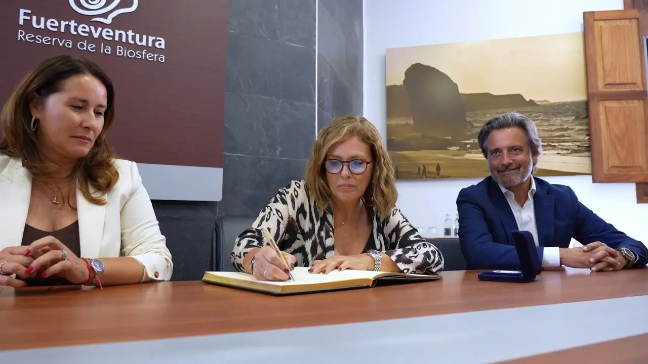 La presidenta 
del Parlamento de Canarias, recibida en el Cabildo de Fuerteventura.