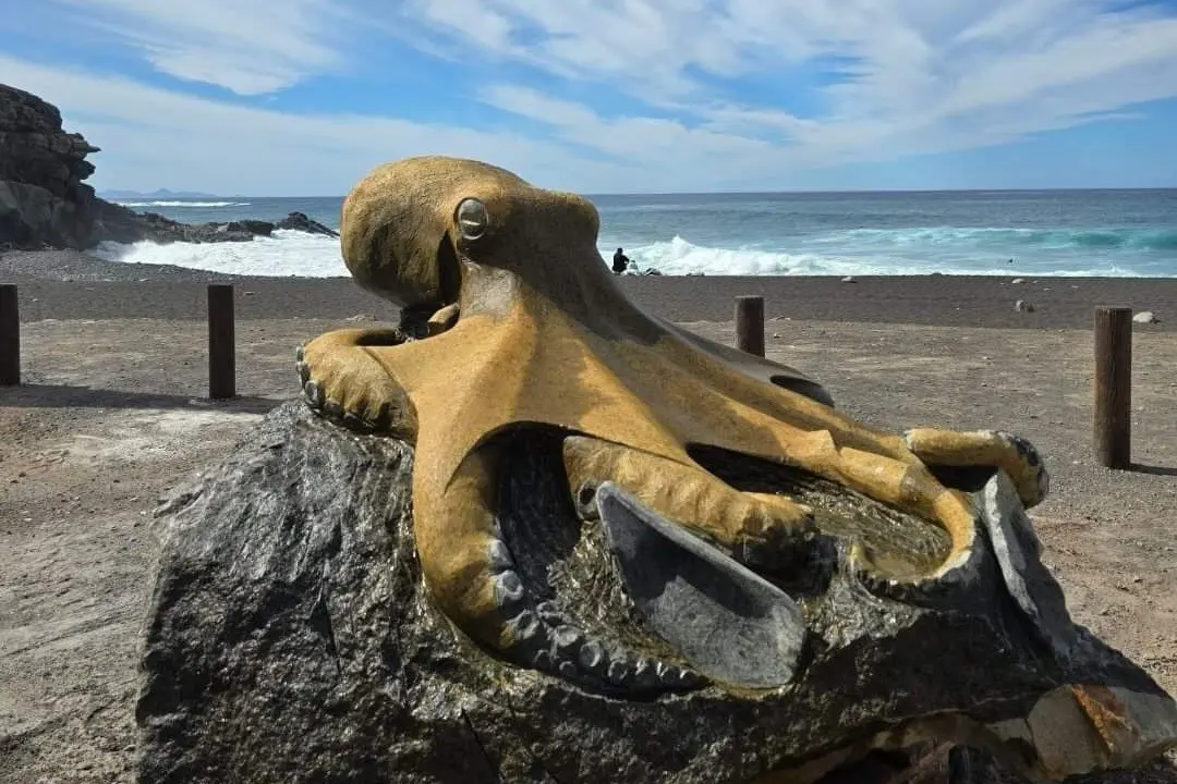 Escultura de Juan Miguel Cubas, en Ajuy.