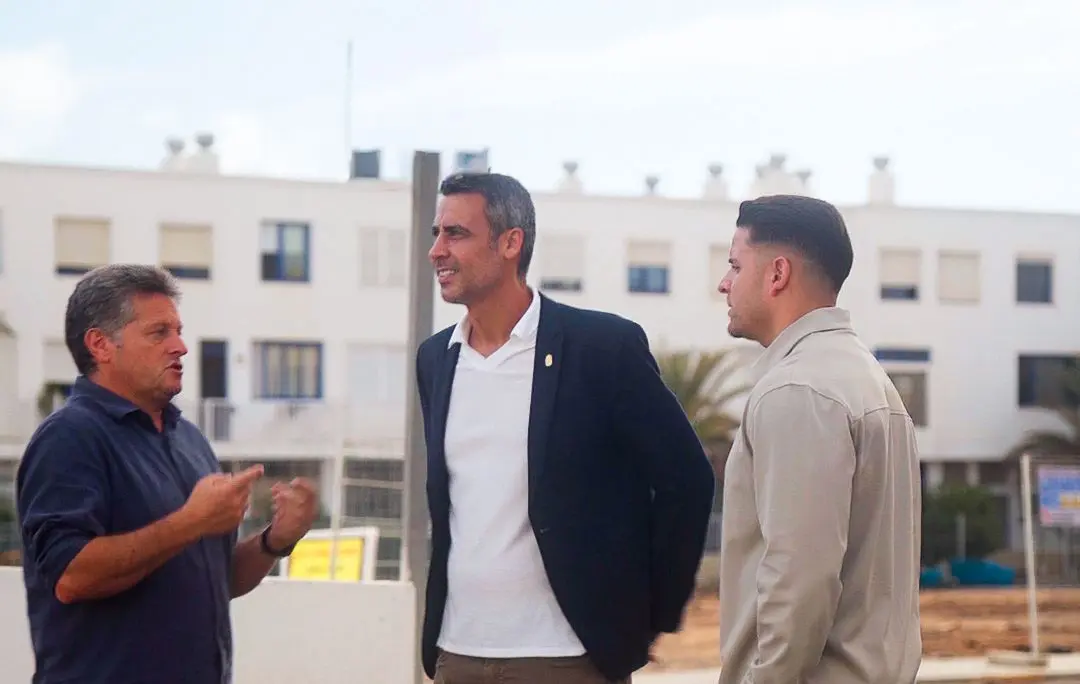 Isaí Blanco y Julio Santana visitan las obras de las 77 viviendas de Corralejo.