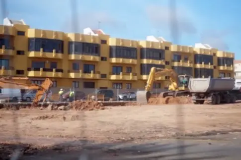 Obras de construcci&oacute;n de las 77 viviendas en Corralejo, en el antiguo aparcamiento de la calle Palangre, en octubre de 2025.