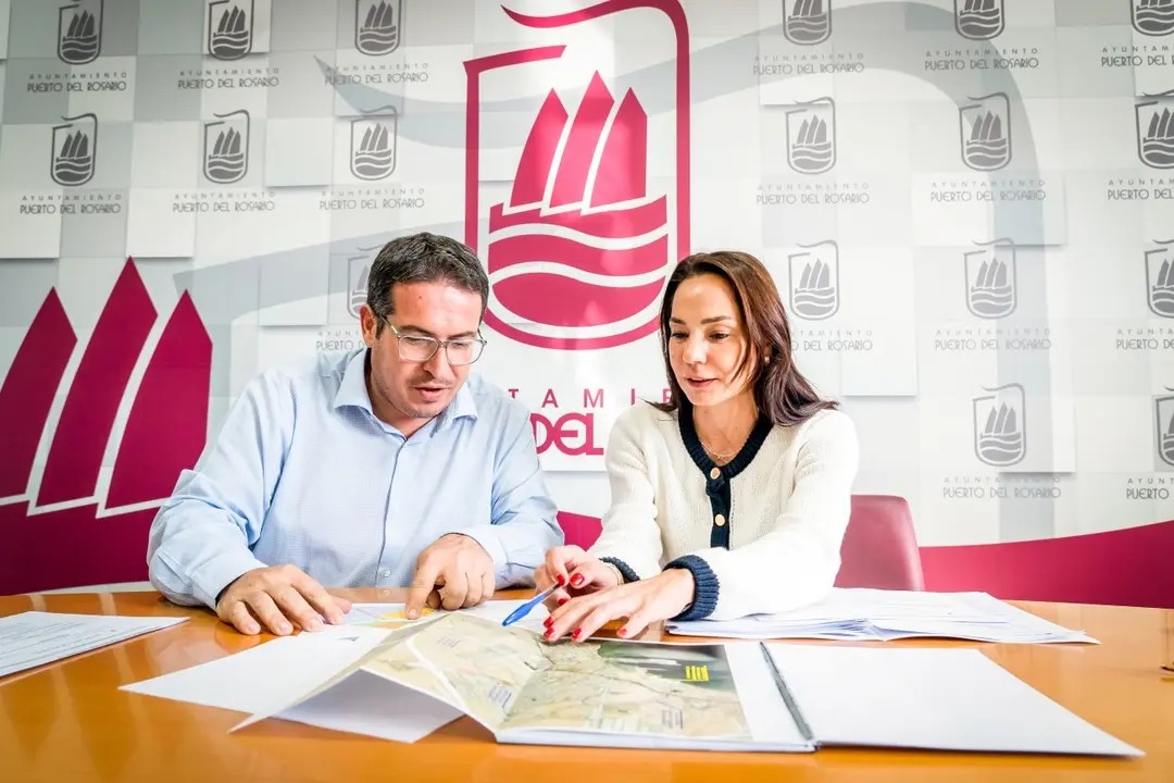 David de  Vera y Ana Hernández, examinan planos de la central de El Charco.