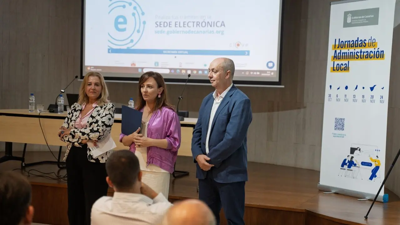 La consejera Nieves Lady Barreto (centro), abre las I Jornadas de Administración Local.