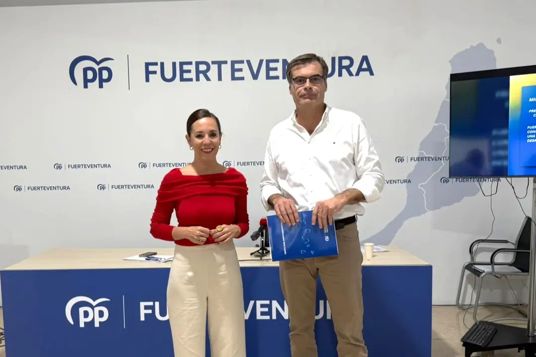 Jéssica de León y Fernando Enseñat, en la sede del PP.