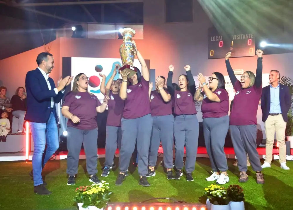 Las R que R levantan la la Super Copa de Bola Canarias.