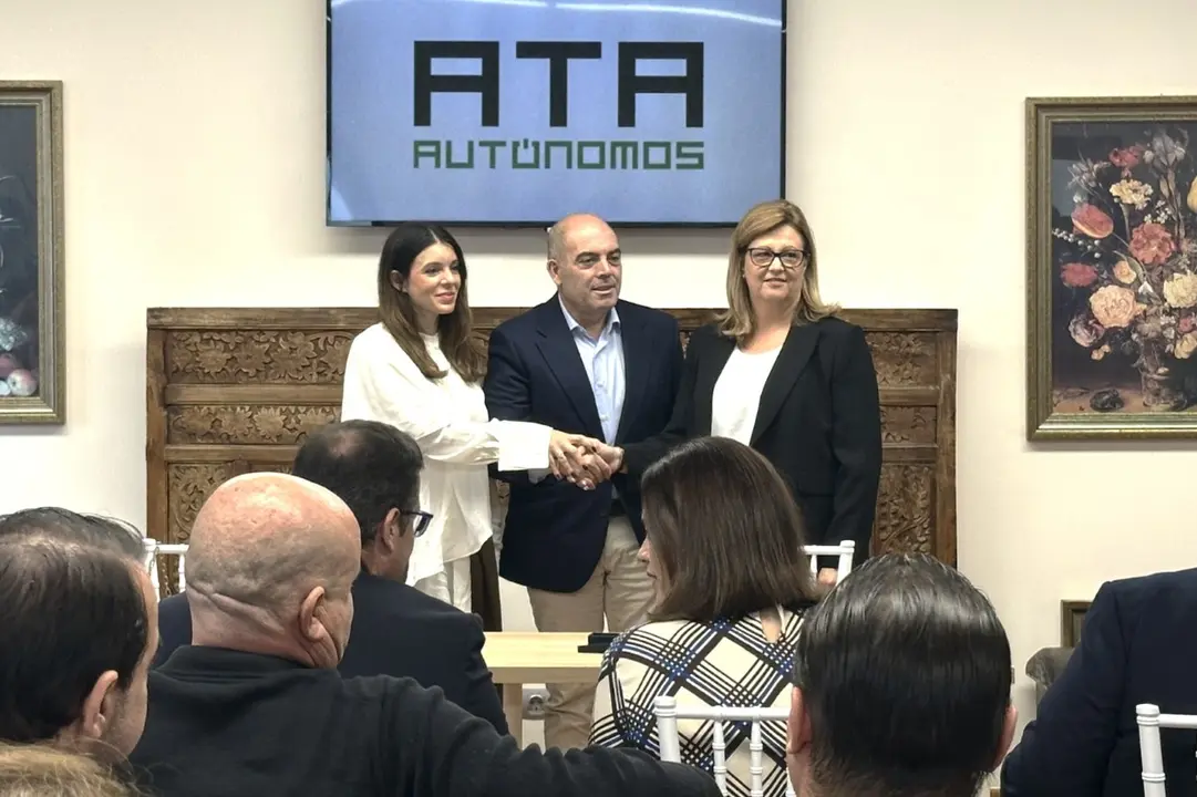 Firma del convenio entre la Asociación Empresarios Puerto del Rosario y la Federación Nacional de Trabajadores Autónomos (ATA). 