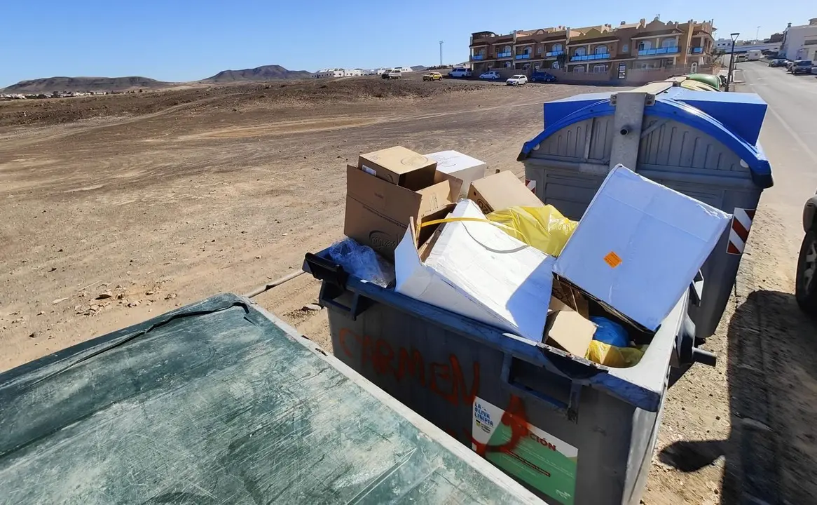 Cartón comercial depositado en los contenedores de recogida domiciliaria, en El Cotillo.