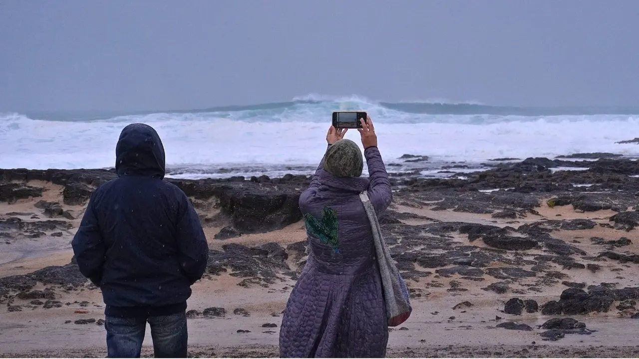 Turistas observan el oleaje en la borrasca Emilia | &copy;Fuerteventura Digital, 2025.