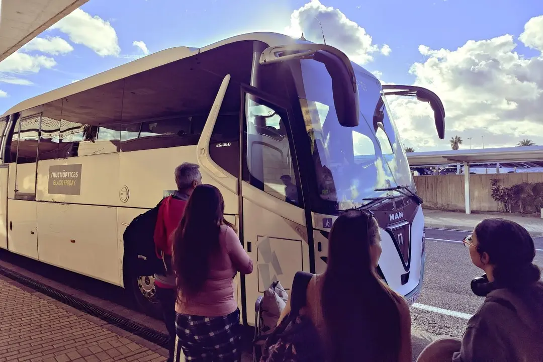 Parada de guaguas en el Aeropuerto de Fuerteventura.