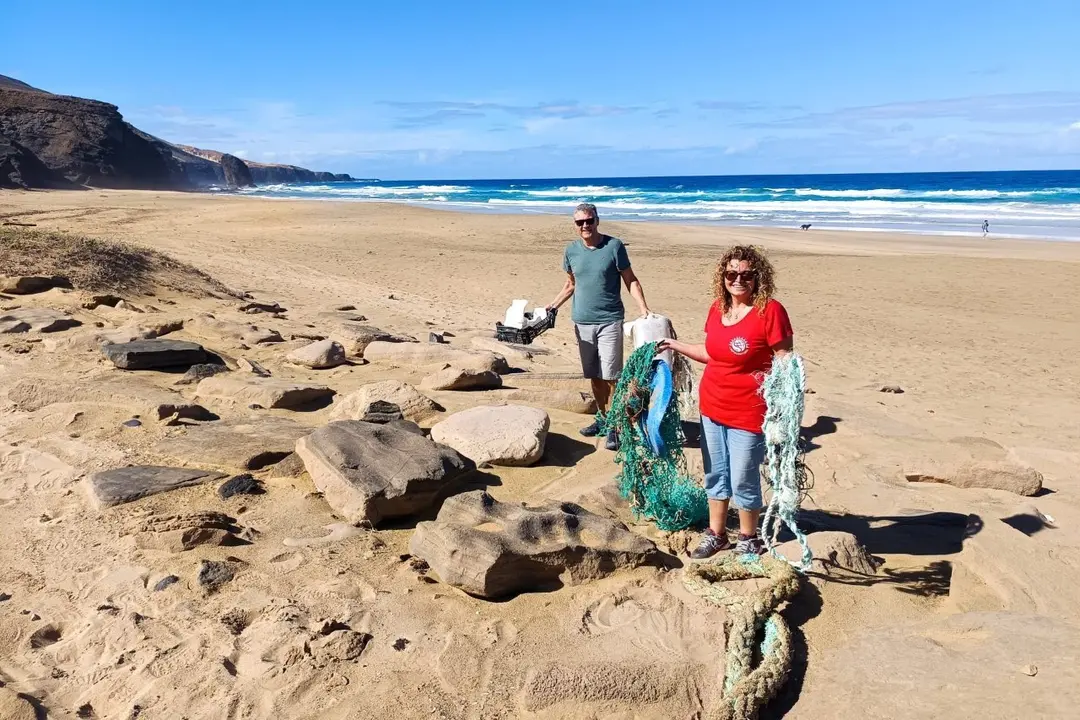 La &uacute;ltima limpieza de Limpiaventura en 2025 fue en el Roque del Moro.
