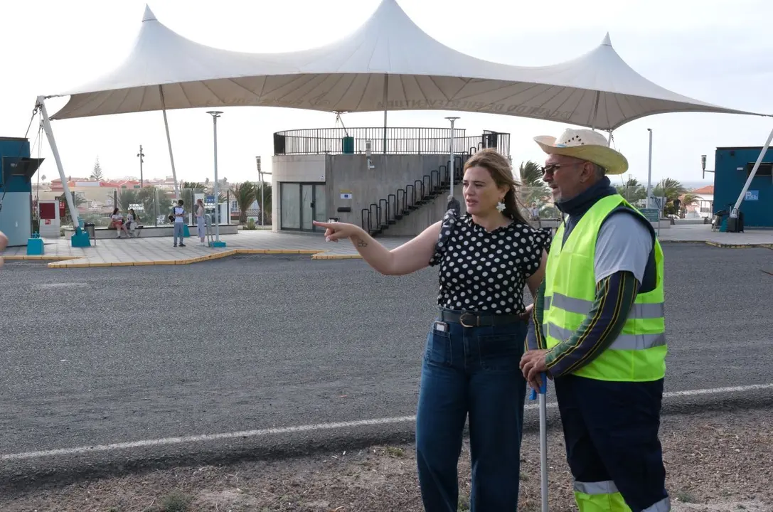 La consejera Nuria Cabrera visita el plan de empleo 'El Cabildo mejora tus desplazamientos'.