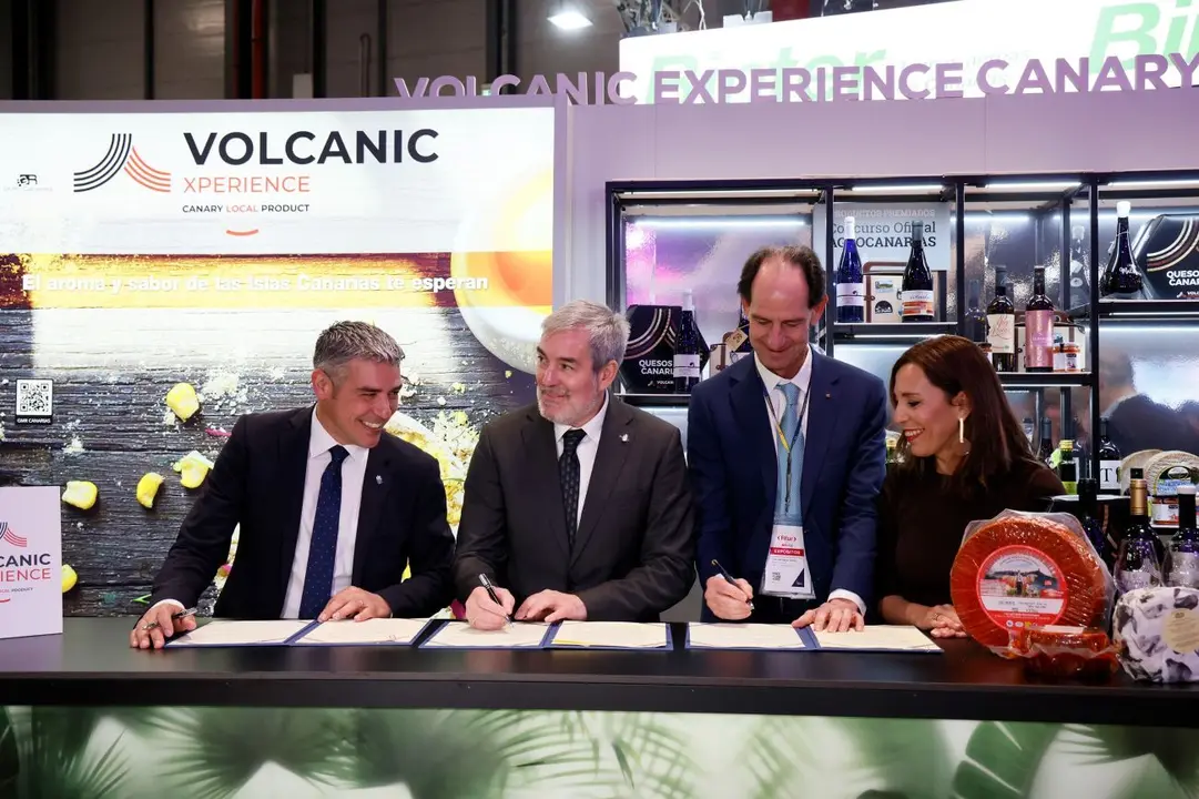 Firma del convenio entre el Gobierno de Canarias, y Fred. Olsen Express en Fitur.