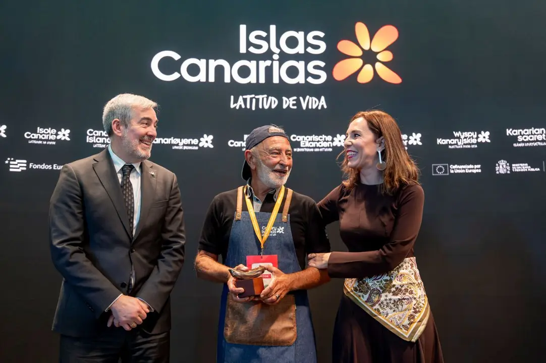 Homenaje a Graciliano D&iacute;az, responsable de la zumer&iacute;a del estand de las Islas Canarias.