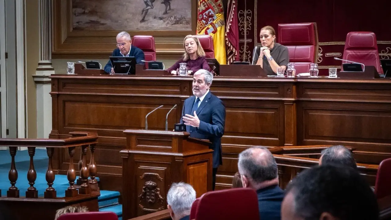 Clavijo, en el pleno extraordinario del Parlamento de Canarias.