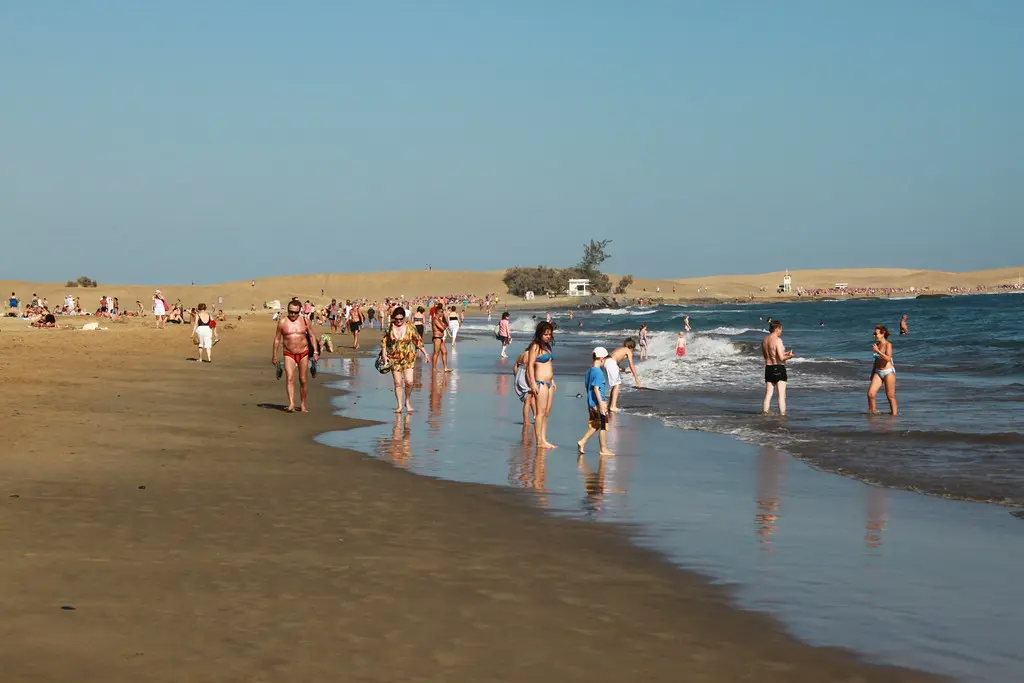 Turistas en Maspalomas. Fotograf&iacute;a de Cristian Bortes, 2011.