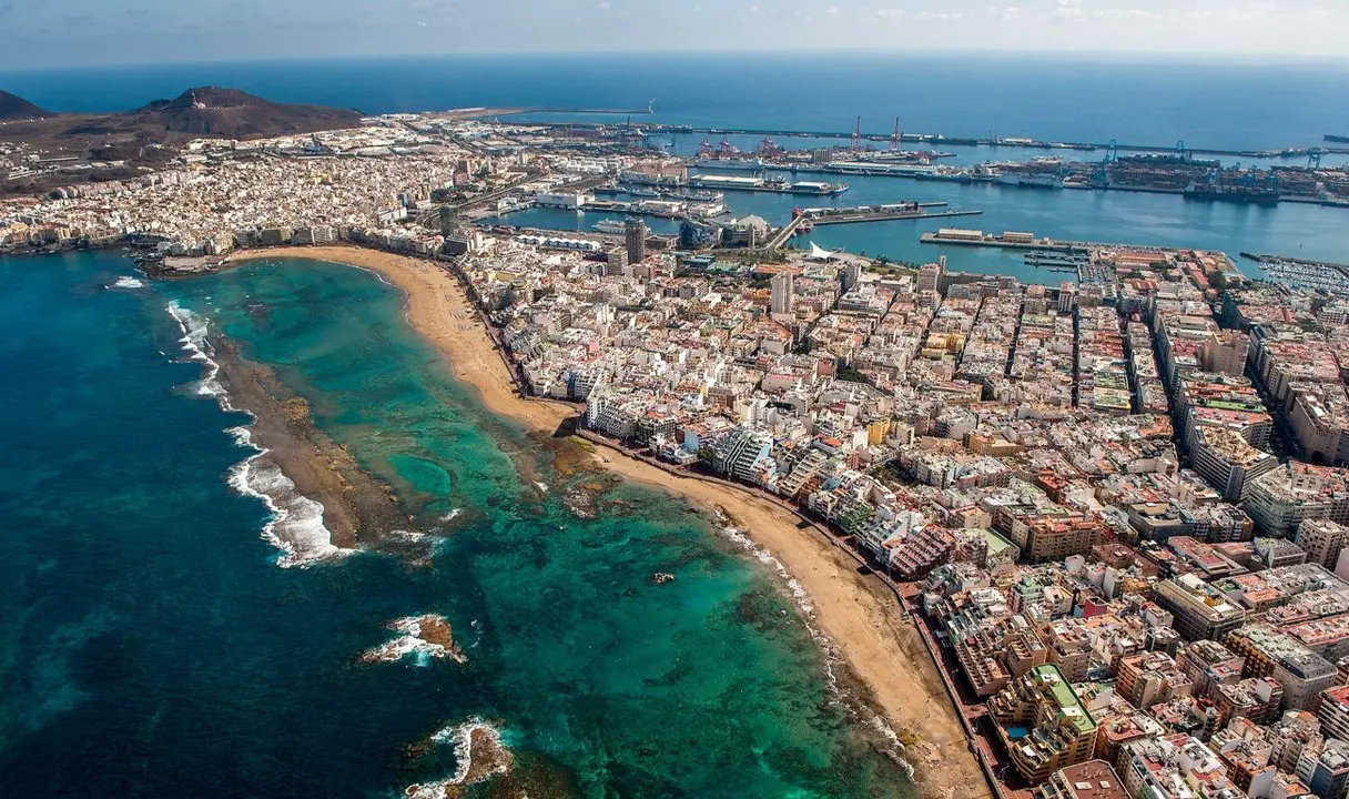 La Isleta, Las Canteras y el Puerto de La Luz desde el aire, en una imagen de Turismo de Gran Canaria.