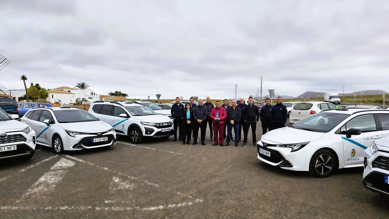 Los diez nuevos taxistas de Antigua, con las autoridades.