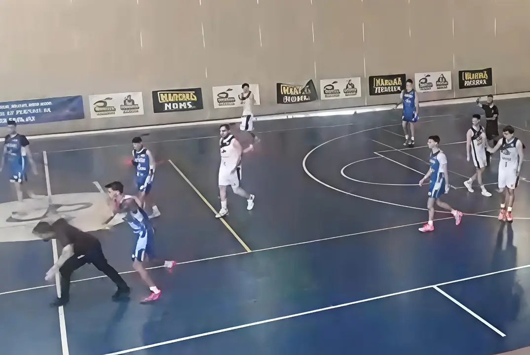 El momento de la agresi&oacute;n al &aacute;rbitro en Corralejo.