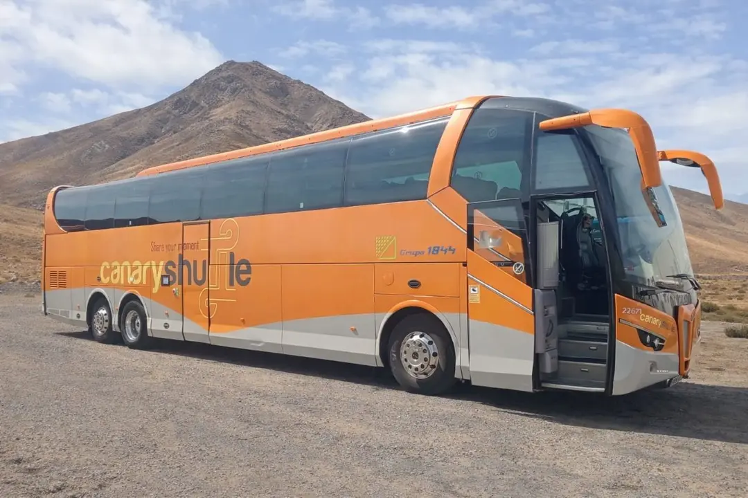 Guagua de Canary Shuttle del grupo NEXCON, que da servicios tur&iacute;sticos y de transporte escolar en Fuerteventura.