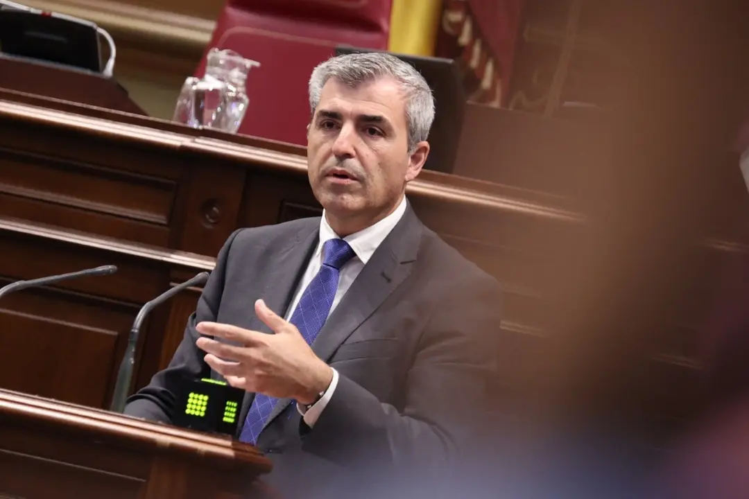 El vicepresidente del Gobierno de Canarias, en el Parlamento de Canarias.