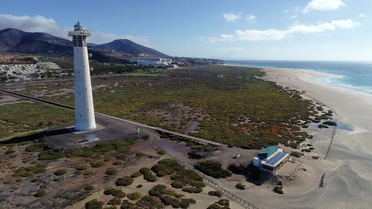 El Saladar de Jand&iacute;a desde el aire, un espacio reconocido como Sitio de Inter&eacute;s Cient&iacute;fico Playa del Matorral. 