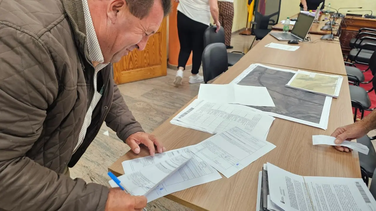 Firma del levantamiento de actas en para ejecutar la autov&iacute;a en Antigua.