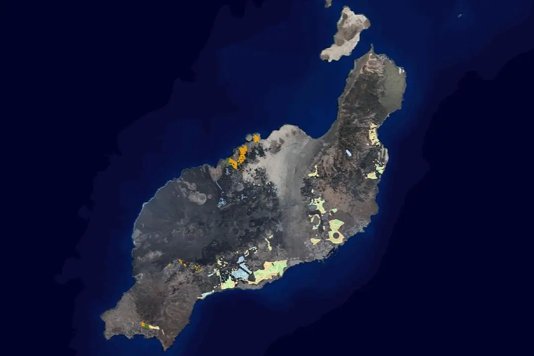 Las ZAR de Lanzarote establecen tres tipos, aptas (naranja y celeste), mixtas (verde), mixtas condicionadas (verde claro), y divide por zonas de e&oacute;lica (celeste) y fotovoltaica (amarillo y naranja).