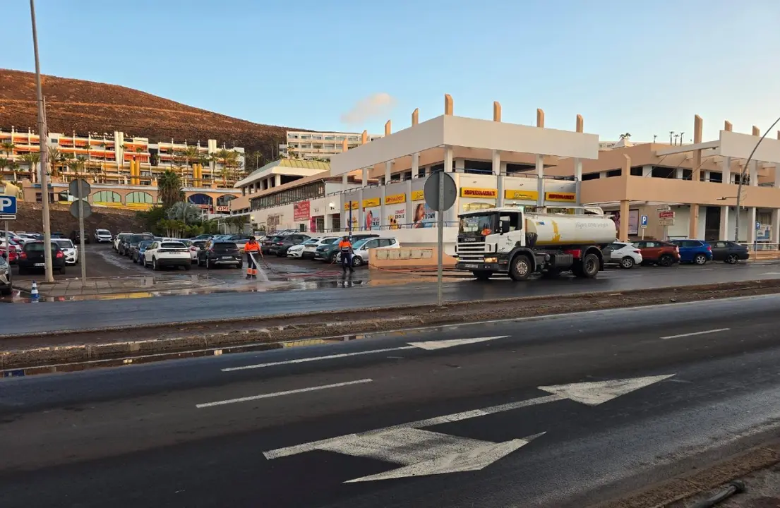 Servicio de limpieza en Morro Jable, en una imagen del Ayuntamiento de P&aacute;jara.
