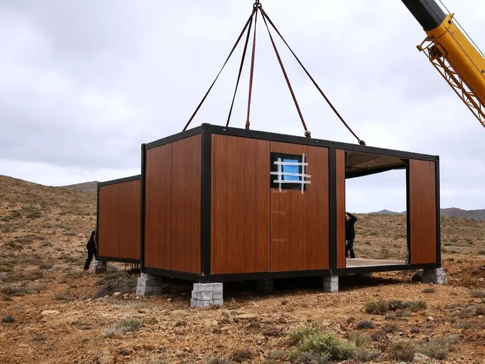 Instalaci&oacute;n de vivienda modular en mitad del campo. 