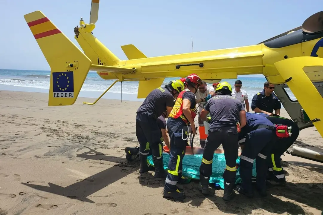 El Helic&oacute;ptero medicalizado del SUC traslada a un hombre que sufri&oacute; un ahogamiento incompleto en San Bartolom&eacute; de Tirajana, en agosto de 2025 (Imagen del 112).
