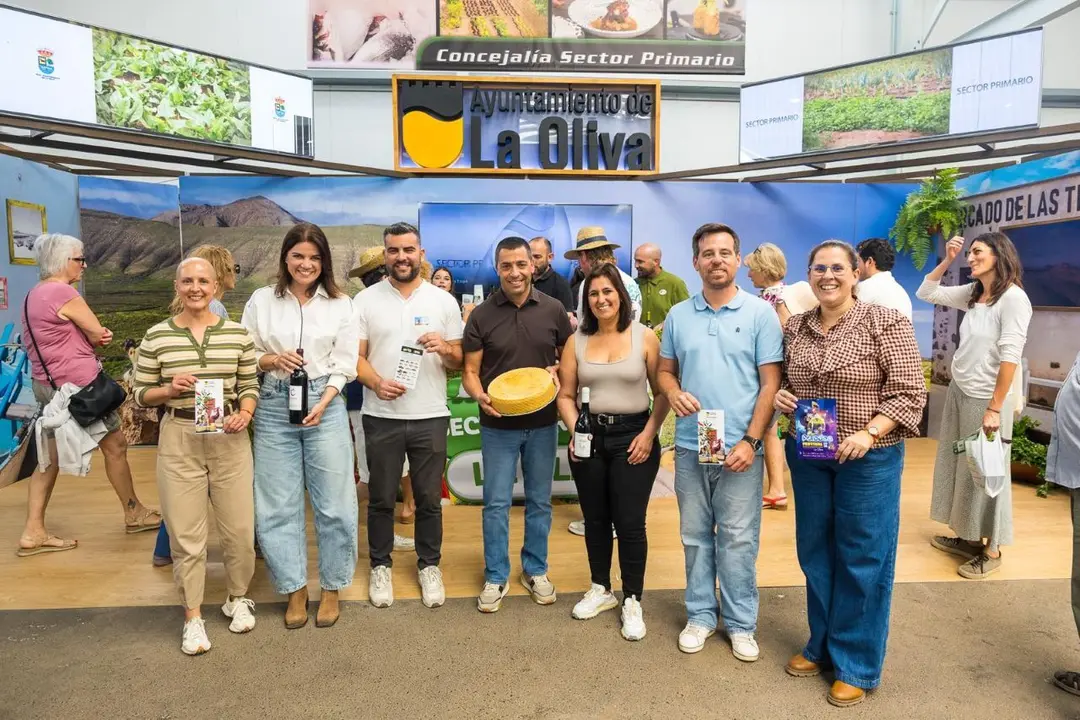 Concejales de La Oliva en el stand de Feaga.