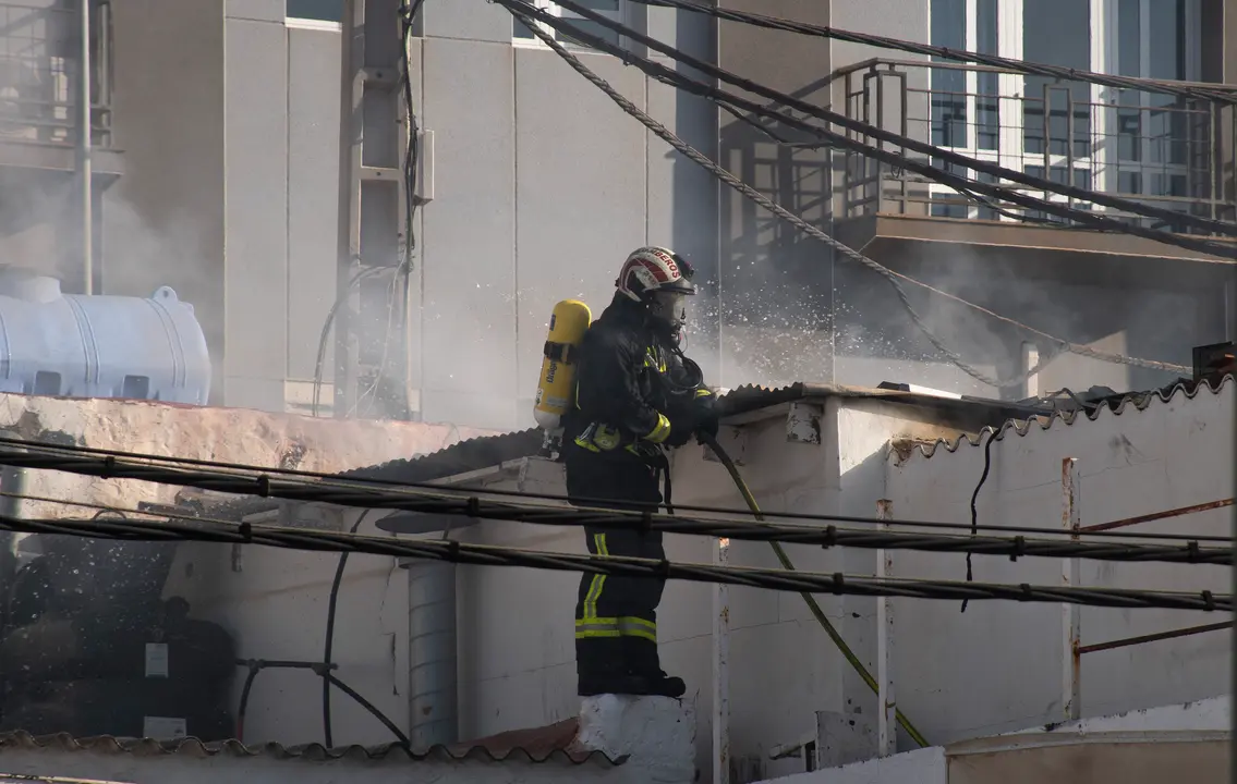 Un bombero trabaja en la extinci&oacute;n de un incendio en puerto del Rosario | &copy;Ada Chac&oacute;n, 2026