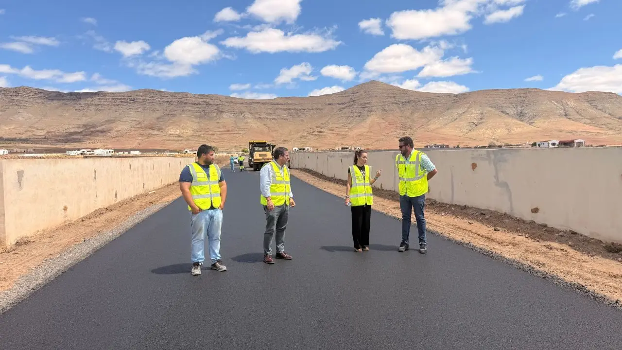 Visita a las labores de asfaltado de caminos rurales llega en Tesjuate.