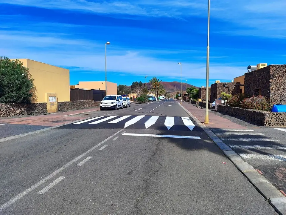 Instalaci&oacute;n de pasos de peatones elevados en La Capellan&iacute;a (Tamaragua), en 2024.