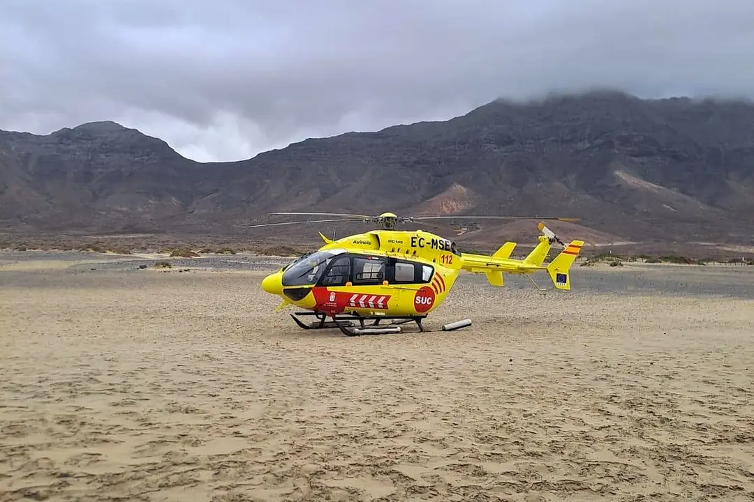 El helic&oacute;ptero medicalizado del SUC, posado en la playa de Cofete.