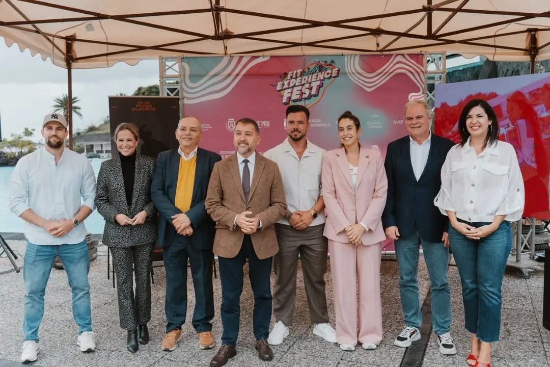 Presentaci&oacute;n del Fit Experience Fest 2026, con la presencia del alcalde de Santa Cruz, Jos&eacute; Manuel Berm&uacute;dez, en el centro de la imagen.