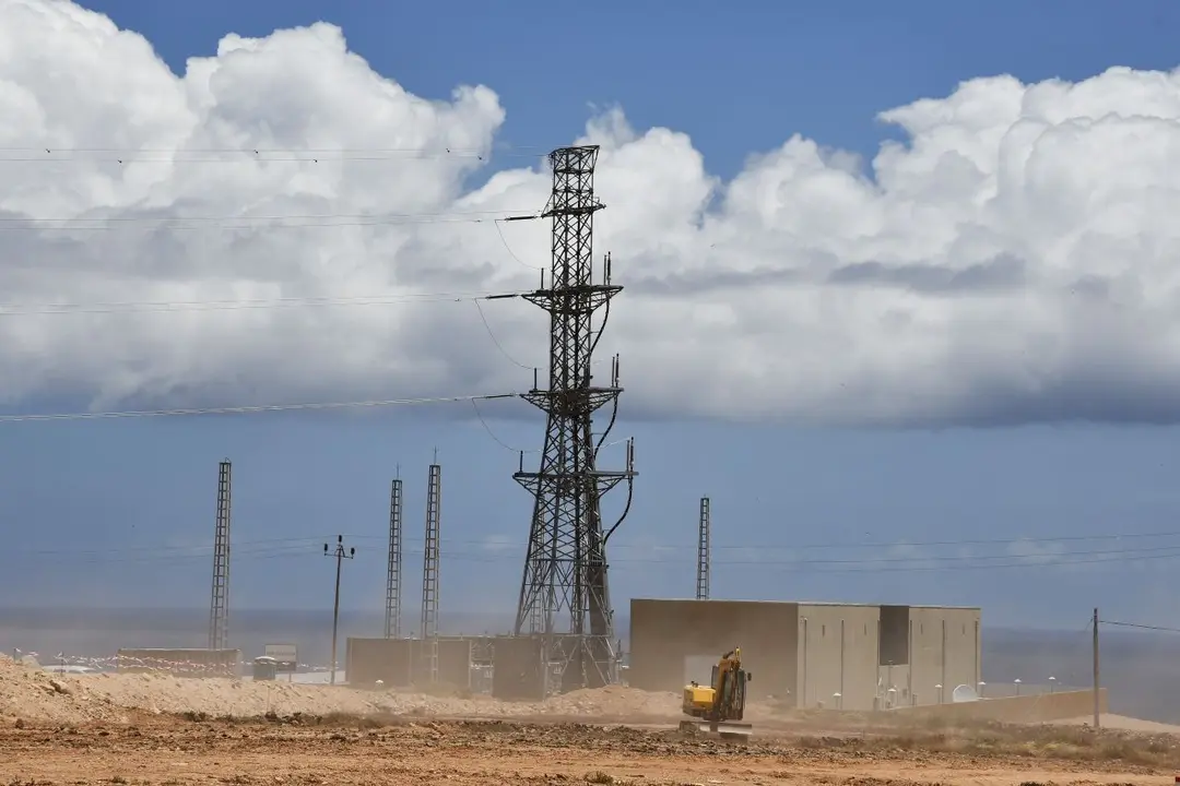 Obras de las centrales el&eacute;ctricas provisionales junto a la subestaci&oacute;n de La Herradura | &copy;Ada Chac&oacute;n, 2026.