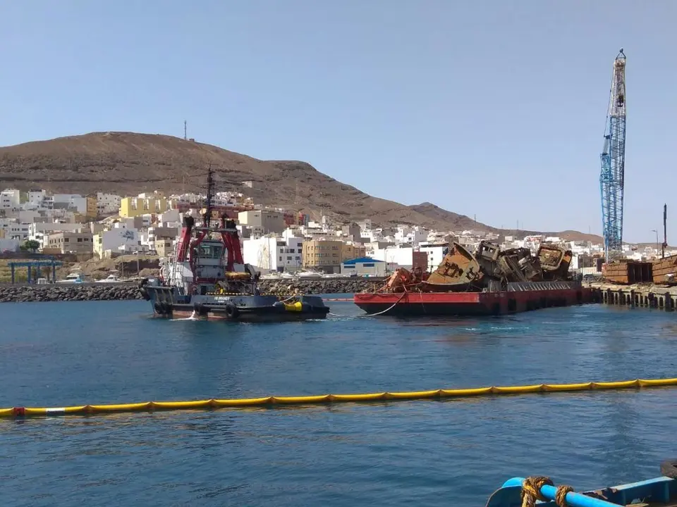 Traslado de los restos de las gabarras hundidas en Gran Tarajal, en 2018.