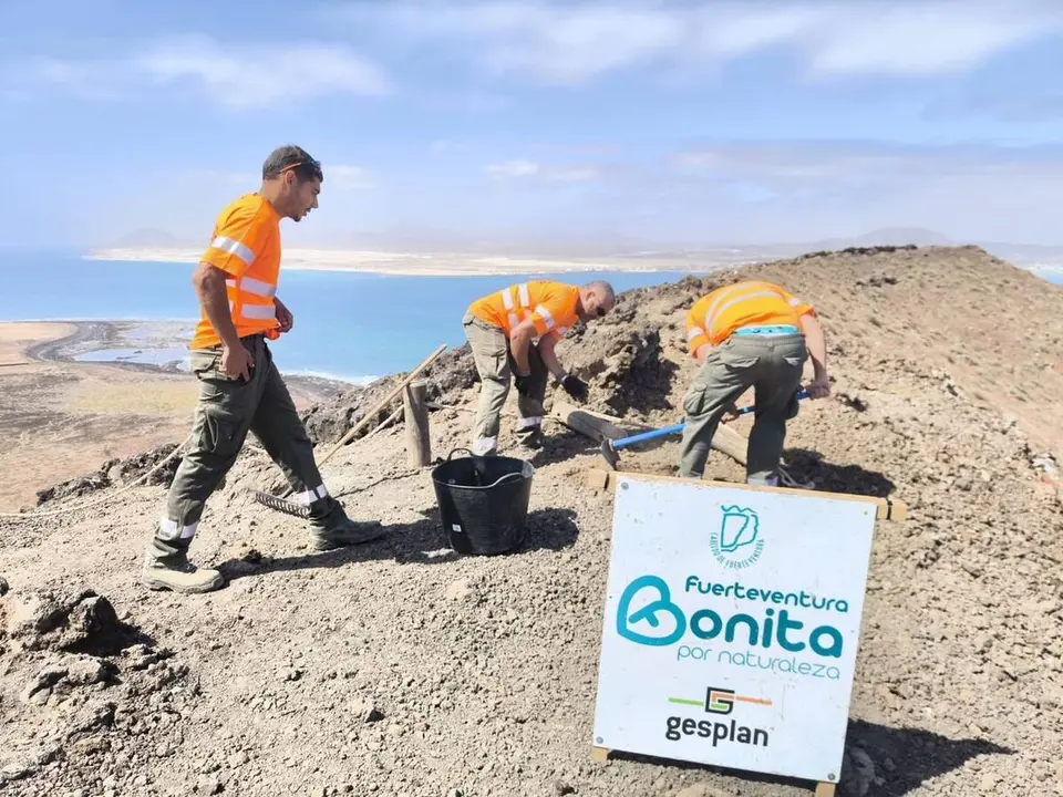 Las cuadrillas de 'Fuerteventura, bonita por naturaleza', en la Isla de Lobos.
